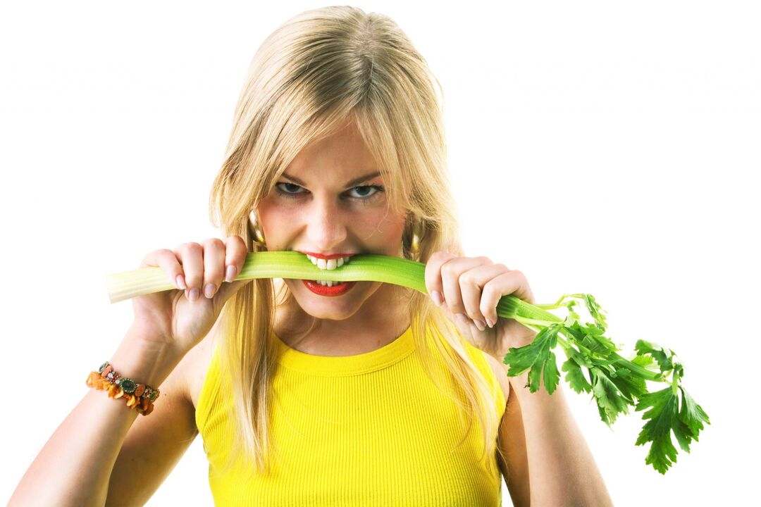 dievča jesť zeler na chudnutie